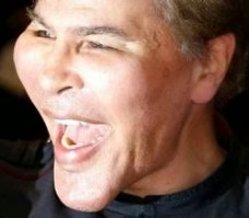 Я вот, например, когда опускаю глаза - могу видеть свой нос и верхнюю губу (если её немного вытянуть вперёд = ). У меня вопрос: что видит этот субъект на фотографии, когда опускает глаза? Свои надутые щёки в расфокусированном виде?