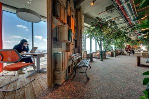 Ни одной фотографии не увидел, одни дизайн проекты, причем неудачные и корявые. Особенно вот это в глаза бросилось, на в центре на переднем плане скамейка для лилипутов, слева девушка великан в кабинете