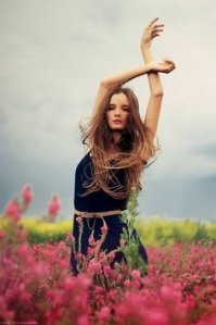 А вы знали, что в деревне все люди ходят с поднятыми руками?