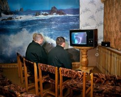 ахринеть, стабилизатор, помню в детстве такой был у бабушки, электричество постоянно прыгало и картинка тухла, но это было в 80-ые))