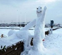 Заключённые слепили из снега «Гелендваген» и танк