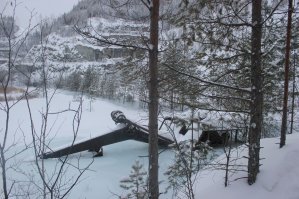 Автор не следит за актуальностью:

Тальковый карьер Старая Линза в 27 км от Екатеринбурга затопило водой, сообщил очевидец потопа Валерий.

"Затоплено всё. Два деда из обслуживающего персонала сказали, что всё пропало. Всё замёрзшее, местами сверху вода. Уровень по экскаватору видно, и это не снег. Пила тоже под водой. Сейчас уже гораздо выше колена, вода прибывает и замерзает. Насосная затоплена и заморожена. Успевайте. Боюсь, что летом купаться там будем", – написал Валерий.

Карьер был крупнейшим месторождением в своём роде во всём Советском Союзе. Добыча талька на его территории началась в XIX столетии, а технически модернизированная – в 1931 году. В 1974 году карьер законсервировали, поскольку появились новые современные технологии добычи сырья. Консервация заключалась в откачке воды из карьера, что не позволяло ему стать тальковым водоёмом.

Общая глубина карьера – 100 метров, ширина – 250 метров, а протяжённость – 40 метров. На дне карьера остались лебёдки и вагонетки, стальные пилы и электромоторы, подъёмные краны.

Воду, которую откачивали из карьера Старая Линза, раньше использовал для своих нужд Шабровский тальковый комбинат