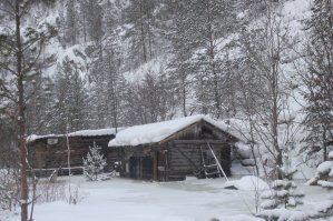 Автор не следит за актуальностью:

Тальковый карьер Старая Линза в 27 км от Екатеринбурга затопило водой, сообщил очевидец потопа Валерий.

"Затоплено всё. Два деда из обслуживающего персонала сказали, что всё пропало. Всё замёрзшее, местами сверху вода. Уровень по экскаватору видно, и это не снег. Пила тоже под водой. Сейчас уже гораздо выше колена, вода прибывает и замерзает. Насосная затоплена и заморожена. Успевайте. Боюсь, что летом купаться там будем", – написал Валерий.

Карьер был крупнейшим месторождением в своём роде во всём Советском Союзе. Добыча талька на его территории началась в XIX столетии, а технически модернизированная – в 1931 году. В 1974 году карьер законсервировали, поскольку появились новые современные технологии добычи сырья. Консервация заключалась в откачке воды из карьера, что не позволяло ему стать тальковым водоёмом.

Общая глубина карьера – 100 метров, ширина – 250 метров, а протяжённость – 40 метров. На дне карьера остались лебёдки и вагонетки, стальные пилы и электромоторы, подъёмные краны.

Воду, которую откачивали из карьера Старая Линза, раньше использовал для своих нужд Шабровский тальковый комбинат