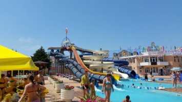 Ездил в конце июня 2016г. своим ходом в Лазаревское на неделю: на троих вышло 55т.р. с дорогой, проживанием, экскурсиями, аквапарком, едой (шашлыки с грузинским вином каждый день были) - 120т.р. это, конечно, очень дорого!