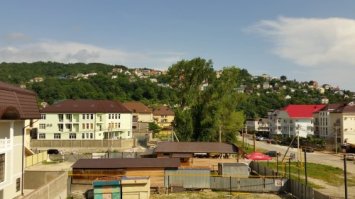 Ездил в конце июня 2016г. своим ходом в Лазаревское на неделю: на троих вышло 55т.р. с дорогой, проживанием, экскурсиями, аквапарком, едой (шашлыки с грузинским вином каждый день были) - 120т.р. это, конечно, очень дорого!