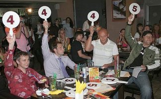 Собака духовкой сбивает с ног человека