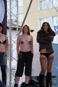 А это акция на открытия магазинов DNS на минимум одежды, если не ошибаюсь за голую грудь - флешка, победительнице ноут, от участниц отбоя не было...