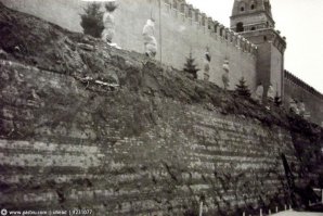 Засыпали глиной? Сама налетела. С Сибири. 
Медалька Наполеона за взятие Москвы. Шпили церквей и количество стен.