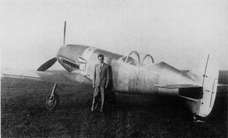 Был у них и Messerschmitt Me.209, тоже шороху навел в гонке скоростей, а вот как истребитель, полный 0.
Самолёт приспособили к специально построенному двигателю Даймлер-Бенц (Daimler-Benz) DB 601ARJ с взлетной мощностью 1342 кВт (1800 л.с.), с кратковременным форсажем до 1715 кВт (2300 л.с.).
26 апреля 1939 г. Ме.209, пилотируемый капитаном Фрицем Венделем, установил новый рекорд, показав среднюю скорость на маршруте 755,136 км/час (469,22 миль/час). Прежний рекорд принадлежал также немецкому самолёту-рекордсмену He.100.
Из установленного рекорда скорости немецким командованием было принято решение сделать пропагандистскую акцию. В Международную авиационную федерацию FAI подали документы на Ме.109R, для того, чтобы показать, что это был серийный боевой самолёт, а не специально построенная машина.
За всю войну немецкие специалисты так и не смогли окончательно завершить проект Ме.209 и создать машину, пригодную для условий фронтового использования.