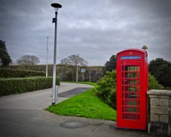 с этой будки можно отправить и получить  e-mail ,можно даже позвонить!!! ...и укрыться от дождя))) стоят пока..