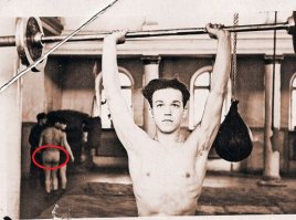 Кто это без парика - понятно: Иосиф Кобзон в молодости.
А вот, чья задница и без трусселей - это  задача!
