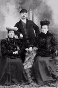 Согласен, тоже пробовал особенно если на фото есть маркеры.
Работа тяжкая и благодарная если так можно сказать. 
Для примера я все же реставрировал худшие моменты на фото оставляя ее эффект старины.
Сепия была возвращена мной не меняя палитры
А вот черная сделана на заказ