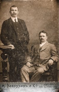 Согласен, тоже пробовал особенно если на фото есть маркеры.
Работа тяжкая и благодарная если так можно сказать. 
Для примера я все же реставрировал худшие моменты на фото оставляя ее эффект старины.
Сепия была возвращена мной не меняя палитры
А вот черная сделана на заказ