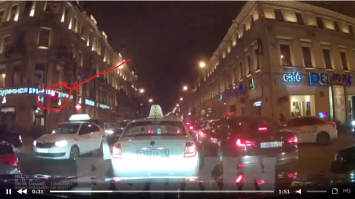 На видео не видно (ц)
да все там видно, не надо. Торчит, как слива в жопе посередине перекрёстка.