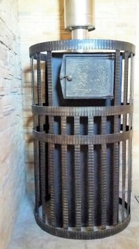 Уникальность печи ТМ Везувий «Русский пар» заключается в установке в верхней части печи закрытой каменки, камни в ней нагреваются до 400°С, что позволяет достичь мелкий дисперсионный пар. Данная печь одинаково адаптирована для использования в финской сауне и русской бане.