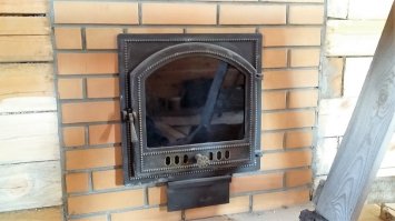 Уникальность печи ТМ Везувий «Русский пар» заключается в установке в верхней части печи закрытой каменки, камни в ней нагреваются до 400°С, что позволяет достичь мелкий дисперсионный пар. Данная печь одинаково адаптирована для использования в финской сауне и русской бане.