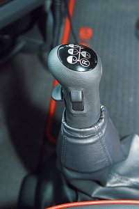 америкосы усложняют себе жизнь...у них фетиш по рычагам. Ниже фото от европейца,на нем сразу клавиша на  пониженный ряд и на половинки( каждая передача  делится на повышенную и пониженную)