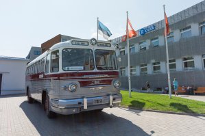 Автовокзал в Таллинне. ЗиС-127 - первый советский междугородный автобус производства Завода им. Сталина с несущим кузовом и дизельным двигателем. Выпускался в период 1955-1961 годы. 26 июня 1956 года вместе с заводом был переименован в ЗиЛ-127. Общее количество произведенных автобусов 851 единица. 
На сегодня сохранились 4 машины с индексом "127", но только одна из них марки ЗиС (и именно она на фото). Изначально данный автобус был приписан к Автобазе №1 г.Ленинграда - ныне Автобусный парк №1 СПб ГУП "Пассажиравтотранс". До 1965 года машина работала на регулярном маршруте Ленинград-Таллинн. В том же году, с пробегом более миллиона км., была списана и отправлена на демонтаж в Выборг. Однако эстонский колхоз "Куусалу" приобрел, практически как металлом, ее и еще две машины в таком же состоянии. В том числе еще один ЗиС-127 и один ЗиЛ-127. Из двух ЗиСов удалось собрать один. И он успешно трудился в колхозе аж до 1986 года, даже возил трудящихся в Крым, совершая до 10 рейсов год. После восстановления (воспроизведена даже гофрированная обшивка бортов, правда сиденья в салоне от ЯК-40 вместо оригинальных от Ил-14), машина принадлежит одной из крупнейших эстонских транспортных компаний - SEBE, которая входит в холдинг Mootor Grupp AS. 
Автобус на ходу и регулярно принимает участие в различных мероприятиях любителей автостарины, у вокзала стоит по неким праздникам. Летом 2014 года был в пробеге Таллинн - Санкт-Петербург - Москва - Коломна (МО) и обратно. Весь маршрут был пройден своим ходом...