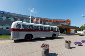 Автовокзал в Таллинне. ЗиС-127 - первый советский междугородный автобус производства Завода им. Сталина с несущим кузовом и дизельным двигателем. Выпускался в период 1955-1961 годы. 26 июня 1956 года вместе с заводом был переименован в ЗиЛ-127. Общее количество произведенных автобусов 851 единица. 
На сегодня сохранились 4 машины с индексом "127", но только одна из них марки ЗиС (и именно она на фото). Изначально данный автобус был приписан к Автобазе №1 г.Ленинграда - ныне Автобусный парк №1 СПб ГУП "Пассажиравтотранс". До 1965 года машина работала на регулярном маршруте Ленинград-Таллинн. В том же году, с пробегом более миллиона км., была списана и отправлена на демонтаж в Выборг. Однако эстонский колхоз "Куусалу" приобрел, практически как металлом, ее и еще две машины в таком же состоянии. В том числе еще один ЗиС-127 и один ЗиЛ-127. Из двух ЗиСов удалось собрать один. И он успешно трудился в колхозе аж до 1986 года, даже возил трудящихся в Крым, совершая до 10 рейсов год. После восстановления (воспроизведена даже гофрированная обшивка бортов, правда сиденья в салоне от ЯК-40 вместо оригинальных от Ил-14), машина принадлежит одной из крупнейших эстонских транспортных компаний - SEBE, которая входит в холдинг Mootor Grupp AS. 
Автобус на ходу и регулярно принимает участие в различных мероприятиях любителей автостарины, у вокзала стоит по неким праздникам. Летом 2014 года был в пробеге Таллинн - Санкт-Петербург - Москва - Коломна (МО) и обратно. Весь маршрут был пройден своим ходом...