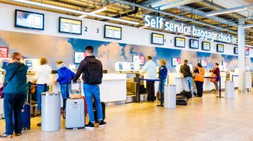 Аэропорт Эйндховена (Нидерланды)- сдача багажа только через экран и сканнер, по-другому никак. Ни один сотрудник аэропорта не сидит на приёме...