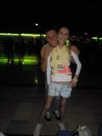 так вот откуда выражение взялось:
за швабрами не прятаться, на мухах не летать! (из детских воспоминаний)
причем тут диета? если мозг отсутствует, то ничего ты не сделаешь. дура она и есть дура.
что получает этот человек от нее ? секс? да ну на.....  костьми громыхает