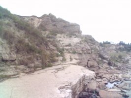 МОЛОДЦЫ!!! 

______________

Помнится, мы как-то бабушку учителя тащили до дороги. 

На экскурсии в Саблинские пещеры и водопады, со скалы свалилась. 

"Пропасть затянула". 
Я экскурсоводом был. За младшешкольниками смотрел. 
А она к краю подошла и стала вниз смотреть. 
Вот ее и "затянуло". 
А там метров пять и камни внизу. 

Вызвали скорую. С детьми построили пандус из камней, 
что бы на бортик поднять аккуратно. 
Другие дети "щит" приволокли (от забора, каюсь, но тут жизнь дороже). 

Уложили. Аккуратно донесли. Машина туда бы не прошла, 
хоть и буханка. 

Бабушка жива, поправилась. 
Хотя компрессионник ей диагностировали в больнице. 

Вот тут это было: