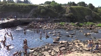 МОЛОДЦЫ!!! 

______________

Помнится, мы как-то бабушку учителя тащили до дороги. 

На экскурсии в Саблинские пещеры и водопады, со скалы свалилась. 

"Пропасть затянула". 
Я экскурсоводом был. За младшешкольниками смотрел. 
А она к краю подошла и стала вниз смотреть. 
Вот ее и "затянуло". 
А там метров пять и камни внизу. 

Вызвали скорую. С детьми построили пандус из камней, 
что бы на бортик поднять аккуратно. 
Другие дети "щит" приволокли (от забора, каюсь, но тут жизнь дороже). 

Уложили. Аккуратно донесли. Машина туда бы не прошла, 
хоть и буханка. 

Бабушка жива, поправилась. 
Хотя компрессионник ей диагностировали в больнице. 

Вот тут это было: