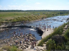 МОЛОДЦЫ!!! 

______________

Помнится, мы как-то бабушку учителя тащили до дороги. 

На экскурсии в Саблинские пещеры и водопады, со скалы свалилась. 

"Пропасть затянула". 
Я экскурсоводом был. За младшешкольниками смотрел. 
А она к краю подошла и стала вниз смотреть. 
Вот ее и "затянуло". 
А там метров пять и камни внизу. 

Вызвали скорую. С детьми построили пандус из камней, 
что бы на бортик поднять аккуратно. 
Другие дети "щит" приволокли (от забора, каюсь, но тут жизнь дороже). 

Уложили. Аккуратно донесли. Машина туда бы не прошла, 
хоть и буханка. 

Бабушка жива, поправилась. 
Хотя компрессионник ей диагностировали в больнице. 

Вот тут это было: