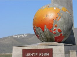 В Туве г. Кызыл памятник Центр Азии, я там фотографировался , когда служил там в армии. Оказывается меня обманули.