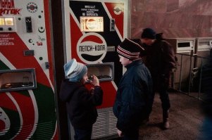 Подборка автоматов из СССР. Хм, прям пост ваять можно...
Масло стоило 50к литр, кажется. Пластиковые бутылки прозрачные не выбрасывали, а к таким автоматам ходили. Автоматы с газетами в метро стояли.