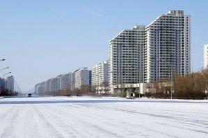 "...Снегопад на Taehak Street, снег не убирают до тех пор пока он сам не растает." И это не чищенные дороги???!!! 
Вот не чищенные дороги!