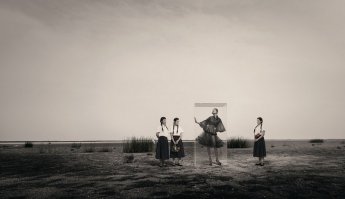 Дааа! Очень крутой фотограф. Вот этот цикл работ выполнен для Диор, и назывался незнакомка за стеклом. Очень крутое сочетание не сочетаемого.