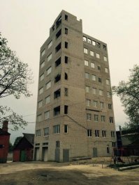 А этот всех переплюнул!
Вместо гаража в центре Харькова выросла 9-этажка. Ее построили без разрешения, и теперь пытаются узаконить через суд (Суд позже постановил снести).
Предприниматель купил гараж и сначала построил вместо него 3-этажный дом. А потом достроил еще 6 этажей. "До пятого этажа было медленно, а остальных выгнал за месяц. Насколько я знаю, я здесь не видел хорошего фундамента", - говорит местный житель Николай.
В мэрии утверждают, что строительство незаконное и опасное. "Жилой дом не соответствует строительным нормам, построено без авторского и технического надзора, без разрешительных документов", - характеризует сооружение директор департамента территориального контроля Харьковского горсовета Алексей Калина. В горсовете говорят, что давали владельцу дома время все исправить, но он им не воспользовался. Поэтому в мэрии обещают снести здание.
Владелец Тигран Хамоян виновным себя не считает. И объясняет это журналистам в оригинальный способ – с бранью и кулаками. 
Под незаконную застройку мужчина захватил еще более 20 соток земли и ни разу за 10 лет не уплатил ни за аренду, ни земельный налог. Поэтому чиновники параллельно подсчитывают, сколько он задолжал.