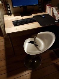 15:35 | 26.12.2011 22662 
Происшествия / Криминал 

В Китае девушка погибла на рабочем месте от взрыва стула 

В китайском городе Сямэне девушка погибла на рабочем месте от взрыва стула. Трагедия произошла, когда 20-летняя Лю попыталась изменить высоту сидения. Как только нажала на рычаг – сломался пневматический подъёмный механизм.

Сотни деталей пробили обивку насквозь, и впились в тело жертвы. Врачи скорой, которые пытались реанимировать девушку, извлекли из её брюшной полости большие куски пластмассы, несколько железных колец, десятки винтов, фрагменты сумочки и офисного мусора. Только за последний год в Китае некачественные компьютерные кресла привели к смерти семи человек.