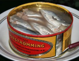 это забыли -- Сюрстрёмминг (Surströmming), традиционный шведский продукт, запрещен к перевозке несколькими авиакомпаниями – несмотря на то, что это всего лишь консервированная селедка. Но селедка непростая , а тухлая -- едят тока местные гурманы , остальным грозит жуткое отравление