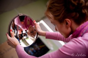 Патамушта зеркало ничего не переворачивает, конечно.