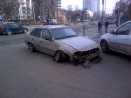 Они не только в Татарстане так катаются, я одного такого в Москве заснял. Он решил проскочить пробку по ограждённым трамвайным путям, а там специально пространство между рельсами разборали, куда он на скорости и влетел.