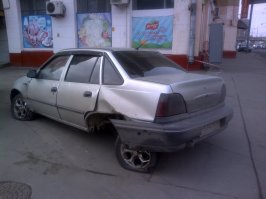 Они не только в Татарстане так катаются, я одного такого в Москве заснял. Он решил проскочить пробку по ограждённым трамвайным путям, а там специально пространство между рельсами разборали, куда он на скорости и влетел.