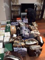 Простой российский полковник из отдела по борьбе с коррупцией скромно улыбается с нищих американцев :)