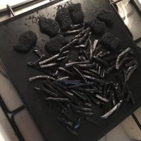 Нагетсы с картошкой в угольной обсыпке.