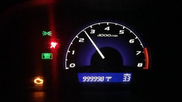 На этом Сивике 2006 года пробег на сегодняшний день перевалил за 1 100 000 миль. 1,8 на ручке.