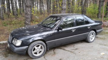 Мой Мерс на 2 года младше, 13 лет в моих руках. Кондиционера нет, да и не особо нужен. Механика, электролюк, эл/подъемники, 2.0 бензин, движок плита, ни разу не долил ни грамма масла от смены до смены через 10 тыс. км. Последняя немецкая качественная машина. Потом пошло хуже.