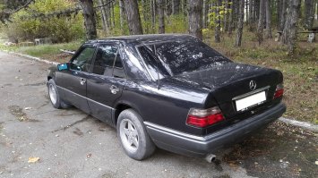 Мой Мерс на 2 года младше, 13 лет в моих руках. Кондиционера нет, да и не особо нужен. Механика, электролюк, эл/подъемники, 2.0 бензин, движок плита, ни разу не долил ни грамма масла от смены до смены через 10 тыс. км. Последняя немецкая качественная машина. Потом пошло хуже.