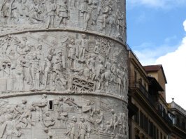 Вы не поверите, но римляне штаны носили. Даже на колонне Траяна легионеры изображены в штанах))))