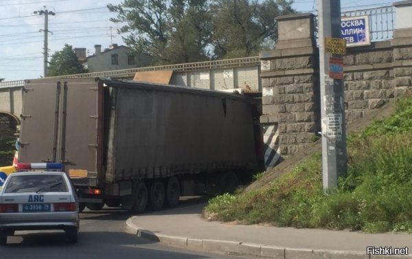 >>В Риге, говорят, есть один мост, где вечно застревают фуры

В Питере под американскими мостами постоянно фуры застревают