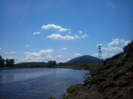 Моя супруга очень любит рыбалку, уже и спиннинг и фидер освоила, но больше нравится ей на пруду карасей на так называемую снасть: "убийца карася", этих карасиков таскать. сейчас скучает по лету и все время смотрит по ТВ - "Рыбалка и охота". 
Так то здорово с женой на рыбалке, мне самому ооочень нравится, особенно с ночевкой. У нас любимый пруд есть - около деревни Тавричанка. И от города далеко - народа мало, и место красивое, и... клюет - самое главное.