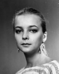 На финальной фотке - другая женщина.