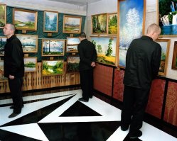 е\ба\ная показуха везде.

зк водят хоровод вокруг елки
зк изучают живопись
зк смотрят зарубежный фильм

и иллюстрации к этим заголовкам