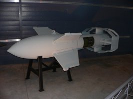Рейх был обречёно после того как группу армий "Центр" остановили на подступах к Москве. В этом сходятся большинство тогдашних немецких генералов. А чудо оружие вполне себе могло переломить ход войн, появись оно на пару лет раньше.. тот же панцерфауст с лёгкостью бы свёл на нет, все эпичные превозмогания танков Т-34 и КВ-1. Или если б МЕ-262 запилили в значимых количествах не как бомбардировщик, а как истребитель, то война в небе была бы окончена в пользу Германии.  
Просто всё это чудо-оружие было в штучных экземплярах на стадии ранних прототипов.. никак существенно повлиять хоть на каком-нибудь из участков фронтов, оно бы не смогло.. тоже Маус двигался бы на врага до первой поломки ходовой, чинить в полевых условиях его было - нереально.
Зато управляемые авиационные бомбы "ФРИЦ-Х" (SD-1400X) (кстати предки всех современных наводящихся ракет земля-воздух), доставили немало головной боли союзникам. Успей немцы отшлифовать эту технологию и передать японцам, война в тихом океане могла бы закончиться совсем по другому.
Хорошо что фашисты не успели со своим чудо-оружием :)