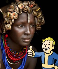 Вот как эфиопские племена используют мусор в качестве украшений